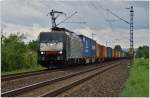 ES 64 F4-280 der MRCE (E189-280) ist mit einen Containerzug Richtung Norden unterwegs bei Thüngersheim am 08.05.14.