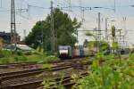 Mit einem Containerzug fährt die 189 289 der MRCE durch Grevenbroich in Richtung Rheydt. 4.7.2014