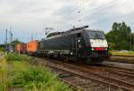 Mit einem Kastelzug am Haken ist hier die MRCE 189 109 bei der Durchfahrt in Grevenbroich am 4.7.2014 gen Köln zu sehen.