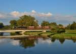 189 452 mit einem Güterzug am 16.09.2014 auf der Isarbrücke bei Plattling.