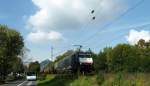 189 840 von MRCE kommt aus Richtung Köln mit einem langen Kesselzug aus Köln nach Süden und fährt durch Bad-Honnef in Richtung Süden  bei schönem Sonnenschein am