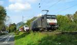 189 997 von MRCE kommt aus Richtung Kön mit einem holländischer Fyra Triebwagen aus Holland nach Süden und durch Bad-Honnef in Richtung Koblenz bei schönem Sonnenschein am Nachmittag vom 2.10.2014. 