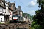 189 107 fuhr am 02.07.2013 mit einem Güterzug durch Bacharach gen Süden.