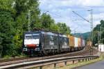 189 099 alias ES64F4-999  Mike  von ERS zieht eine Schwesterlok und einen Containerzug durch Leubsdorf Richtung Süden.