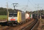 Lokomotion 189 903 mit Gterzug Richtung Rosenheim am 14.10.2011 in Grafing Bahnhof, aufgenommen vom westlichen Bahnsteigende