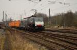 Langsam fährt die MRCE 189 106-8 mit einem Kastelzug aus Rotterdam kommend in den Grevenbroicher Bahnhof ein, da das Ausfahrsignal Hp0 anzeigt, kurz bevor der Zug zum Stillstand kommt zeigte das Signal Hp1. Der Tf brachte den Zug zum Stillstand und fuhr wieder von Null an, was dafür sorgte das ein RB 38 Zug mit zwei Minuten Verspätung Gleis 3 verlassen konnte.....da haben sich die Stellwerker ganz schön verrechnet....auch der Bü Blumenstraße musste länger geschlossen bleiben....was den Unmut der Wartenden hervorrief und in Hupen seinen Ausdruck fand.Ich finde es eine Sauerei das DB Fahrweg private Unternehmen immerwieder ausbremst und das im warsten Sinne des Wortes. Wenn man keine Chance hat im Wettbewerb, dann rächt man sich durch unnötiges Ausbremsen und Anfahren bei der Konkurentz. 23.1.2015