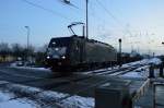 Am Bü Blumenstraße in Grevenbroich ist die 189 997 von MRCE mit einem Containerzug zu sehen. 24.1.2015