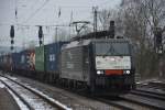 Am 06.02.2015 fährt diese MRCE Dispolok (E 189-211 (ES 64 F4-211)) mit einem Güterzug durch den Bahnhof Saarmund.