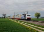 Die 189 907 mit einem KLV-Zug am 02.05.2015 unterwegs bei Langenisarhofen.