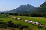 Vor der imposanten Kulisse des Heubergs rauschte am ungewöhnlich klaren Abend des 14. Juli 2013 ein Zug des kombinierten Ladungsverkehrs durch das Inntal bei Flintsbach. Geführt wurde der Zug von einem Lokomotion 189-er Tandem, der gelb-silbernen 189 912, die für das CREAM Projekt Werbung macht und dem blauen Zebra 189 907.