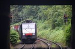 189 115 von der SBB Cargo(International) kommt aus Richtung Köln,Aachen-Hbf und fährt durch Aachen-Schanz mit einem langen Containerzug aus Gallarate(I) nach Antwerpen-Oorderen(B) und