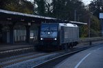 MRCE 189 099 für LOCON fahrend muss in Rheydt Hbf warten bis die RE34 nach Mönchengladbach durchgefahren ist. 5.11.2016