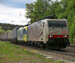 189 901 und 189 912 mit KLV-Zug in Fahrtrichtung München. Aufgenommen in Aßling am 07.05.2015.