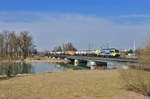 189 912 mit DGS 41855 am 17.03.2017 bei Plattling auf der Isarbrücke.