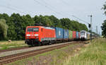 189 059 traf mit ihrem Containerzug am 21.06.17 in Jütrichau auf den RE Magdeburg-Leipzig.