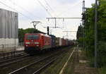 189 008-6 DB fährt mit einem Containerzug aus Duisburg-Rheinhausen-Ost(D) nach Małaszewicze(PL) bei Ausfahrt  in Rheinhausen-Ost und fährt in Richtung Duisburg-Hochfeld-Süd.