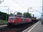 189 078 fährt mit einer abgebügelten 152 und einem Güterzug durch Frankfurt-Süd.