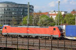 Die Lokomotive 189 014-4 der DB mit einem Güterzug im April 2014 in Dresden.