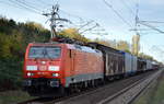 DB Cargo Deutschland AG mit  189 063-1  [NVR-Number: 91 80 6189 063-1 D-DB] und gemischten Güterzug mit VW/Audi Karosserieteilen und PKW-Modellen am 30.10.18 Bf.