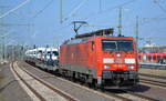 DB Cargo Deutschland AG mit  189 006-0  [NVR-Number: 91 80 6189 006-0 D-DB] und Nutzfahrzeug-Transportzug (VW Transporter aus polnischer Produktion) am 21.03.19 Durchfahrt Magdeburg Hbf.