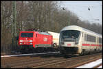 Während Railion 189013-6 am 5.3.2005 im Ausweichgleis im Bahnhof Natrup Hagen in Richtung Münster auf eine Überholung wartet, kommt auf dem Gegengleis ein Intercity in Richtung