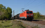 Mit einem kurzen gemischten Güterzug am Haken rollte 189 002 am 23.04.20 durch Greppin Richtung Bitterfeld.