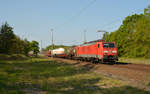 189 005 schleppte am 17.05.20 einen gemischten Güterzug durch Burgkemnitz Richtung Wittenberg.