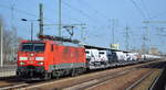 DB Cargo AG [D] mit  189 064-9  [NVR-Nummer: 91 80 6189 064-9 D-DB] und einem Fahrzeugtransportzug mit in Polen produzierten VW Nutzfahrzeugen am 24.02.21 Durchfahrt Bf.