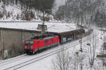 189 022 (DB) mit einem Mischer bei regem Schneetreiben am 12.02.2021 in Lauenstein.