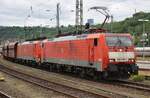 189 079-7 und 189 043-3 durchfahren am 21.06.2021 mit einem Schüttgutwagenzug den Koblenzer Hauptbahnhof in Richtung Norden. 