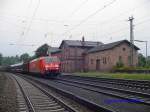 189 073-0 durchfährt am 10.08.2007 mit einem Güterzug den kleinen Bahnhof Sterbfritz an der Nord-Süd-Strecke zwischen Fulda und Gemünden(Main).