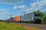 MRCE 189 489-1 war am 13.06.2021 mit Containern auf dem Weg von Hamburg in Richtung Berliner Außenring.
Ort: Vietznitz, 13.06.2021