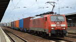 DB Cargo AG [D] mit  189 008-6  [NVR-Nummer: 91 80 6189 008-6 D-DB] und Containerzug am 09.02.22 Durchfahrt Bf.