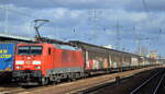DB Cargo AG [D] mit  189 064-9  [NVR-Nummer: 91 80 6189 064-9 D-DB] und Ganzzug Schiebewandwagen am 23.02.22 Durchfahrt Bf.