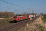 Mit einem Containerzug ist 189 064-9 in Richtung Braunschweig unterwegs. Fotografiert am 28.03.2022 am Stadtrand von Magdeburg. 