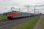 189 061 schleppte am 06.04.22 einen Containerzug durch Braschwitz Richtung Magdeburg.