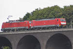 Die Elektrolokomotiven 189 089-6 und 189 032-6 auf der Hochfelder Eisenbahnbrücke, so gesehen Ende August 2022 in Duisburg.