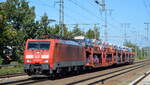 DB CargoAG [D] mit  189 061-5  [NVR-Nummer: 91 80 6189 061-5 D-DB] und einigen wenigen PKW-Transportwagen Richtung Rbf. Seddin am 10.10.22 Durchfahrt Bahnhof Golm.