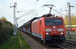 DB Cargo AG [D] mit  189 020-1  [NVR-Nummer: 91 80 6189 020-1 D-DB] und gemischtem Güterzug Richtung Frankfurt/Oder am 28.10.22 Durchfahrt Bahnhof Berlin Hohenschönhausen.