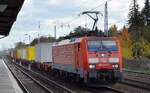DB Cargo AG [D] mit  189 018-5  [NVR-Nummer: 91 80 6189 018-5 D-DB] und einem Containerzug am 10.11.22 Berlin Hirschgarten.