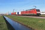 DBC 189 070 zieht ein Containerzug nach Duisburg durch Valburg CUP am 8 Februar 2023.