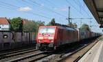 DB 189 011-0 mit einem Containerwagenzug Richtung Osten, am 11.07.2023 in Hannover-Linden/Fischerhof.