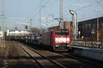 Am 19.11.09 durchfährt die Niederland-taugliche 189 046-6 mit ihrem leerem Autotransporter gerade den Bahnhof Gießen/Lahn und fährt in richtung Süden.