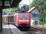 189 032-6 fährt mit seinem Güterzug in den Bhf Neustrelitz ein.(Richtung Rostock Seehafen)    am 14.08.08 