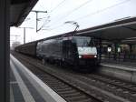 189 159-7 (ES 64 F4-159) mit einem Güterzug durch Bielefeld.
