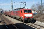 189 027-6 mit einem gemischten Güterzug am 15.03.11 im Bahnhof München-Trudering.