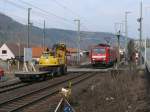 Wegen Bauarbeiten ist das Richtungsgleis nach Dresden gesperrt, deshalb fährt 189 014 mit einem Containerzug als Linksverkehr; Königstein (Sächsische Schweiz), Bahnübergang (mit DR-Andreaskreuz);