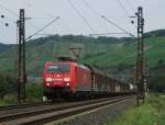 189 064 ist am 03.August 2011 mit einem gemischten Güterzug bei Himmelstadt unterwegs.