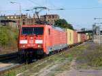 189 012 der DB fährt mit einem Containerzug durch Dresden Friedrichstadt.