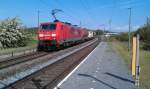 189 061 ist am 19.05.2012 mit einem 6-Wagen-Mischer auf der Frankenwaldbahn in Gundelsdorf unterwegs.